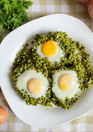 Une photo de Petits pois aux œufs pochés – recette Portugaise