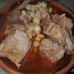 Una foto de Pozole rojo