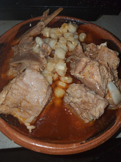 Una foto de Pozole rojo