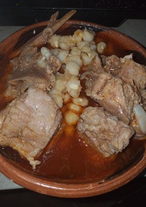 Una foto de Pozole rojo