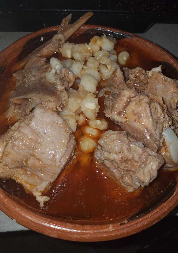 Una foto de Pozole rojo