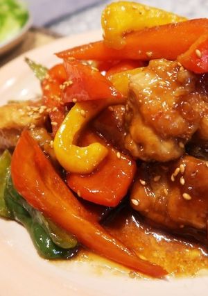 A picture of Sweet and Sour Stir-Fried Chicken Thighs with Bell Peppers.