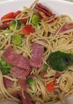 Una foto de Tallarines de arroz Integral con Genoa, aji morrón y Bróculi