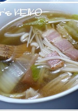A picture of [Farmhouse Recipe] Chinese Cabbage and Enoki Mushroom Soup.