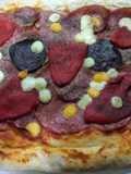 Pizza de embutidos y pimiento del piquillo