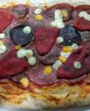 Pizza de embutidos y pimiento del piquillo