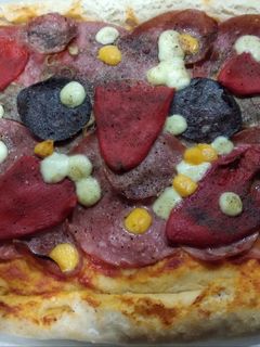 Una foto de Pizza de embutidos y pimiento del piquillo