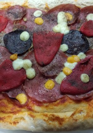Una foto de Pizza de embutidos y pimiento del piquillo