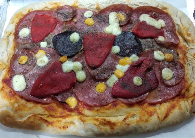 Pizza de embutidos y pimiento del piquillo Receta de Maricel Menal  Cervelló- Cookpad