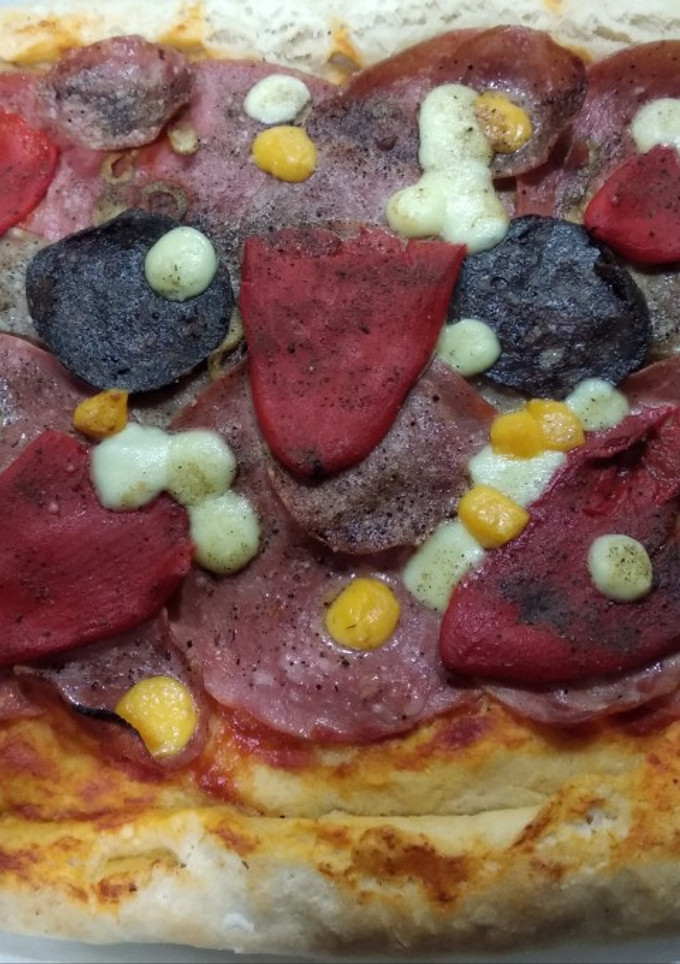 Una foto de Pizza de embutidos y pimiento del piquillo