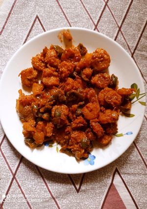 A picture of Schezwan prawns.
