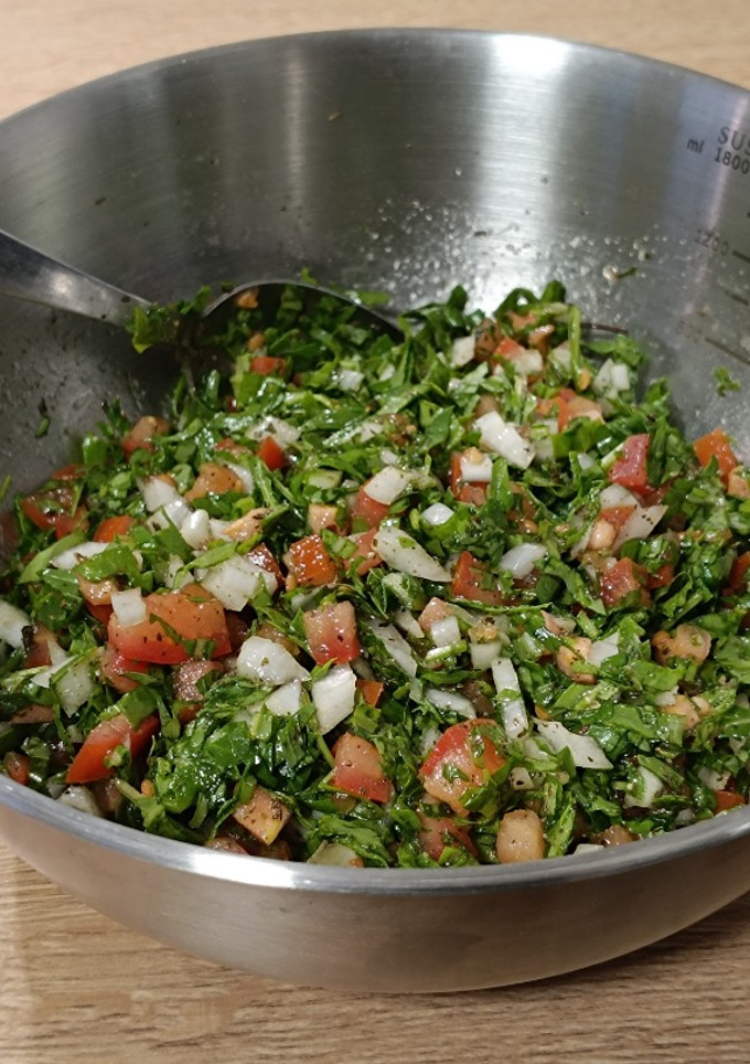 Una foto de Una ensalada muy verde, muy fresca