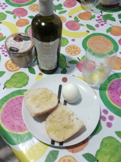 Una foto de Pan con ajo, aceite, sal y huevo duro