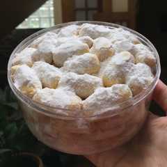 A picture of Kue Putri Salju.