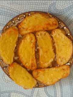 A picture of Garlic cheese toasts.