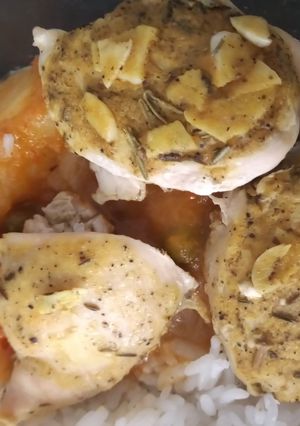 Una foto de Pollo al ajo y hierbas aromáticas