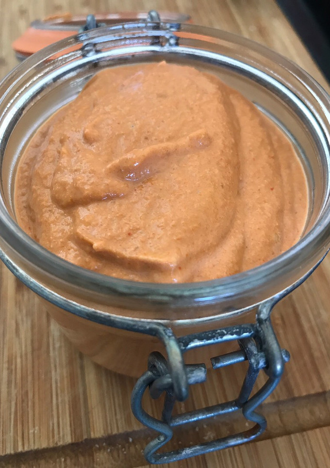 Una foto de Pesto rojo con nueces y piñones