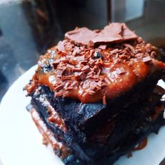 A picture of Quick and easy Oreo chocolate cake with fudge sauce.