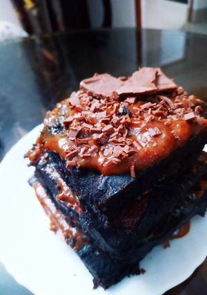 A picture of Quick and easy Oreo chocolate cake with fudge sauce.