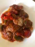 Hígado de ternera con verduras y tomate