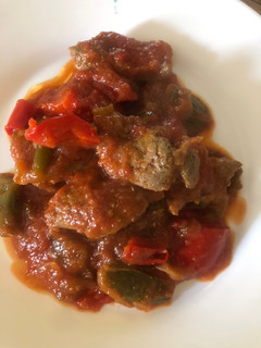Una foto de Hígado de ternera con verduras y tomate