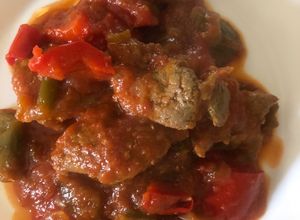 Foto principal de Hígado de ternera con verduras y tomate