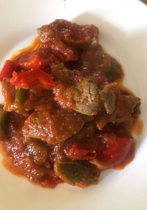 Una foto de Hígado de ternera con verduras y tomate