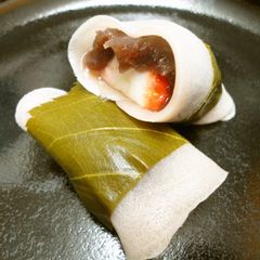 A picture of Kanto-Style Sakura Mochi with Strawberries.