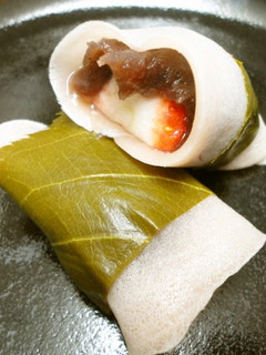 A picture of Kanto-Style Sakura Mochi with Strawberries.