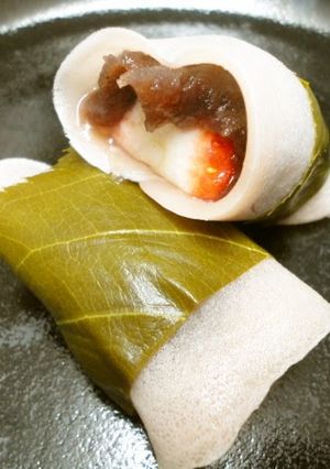 A picture of Kanto-Style Sakura Mochi with Strawberries.