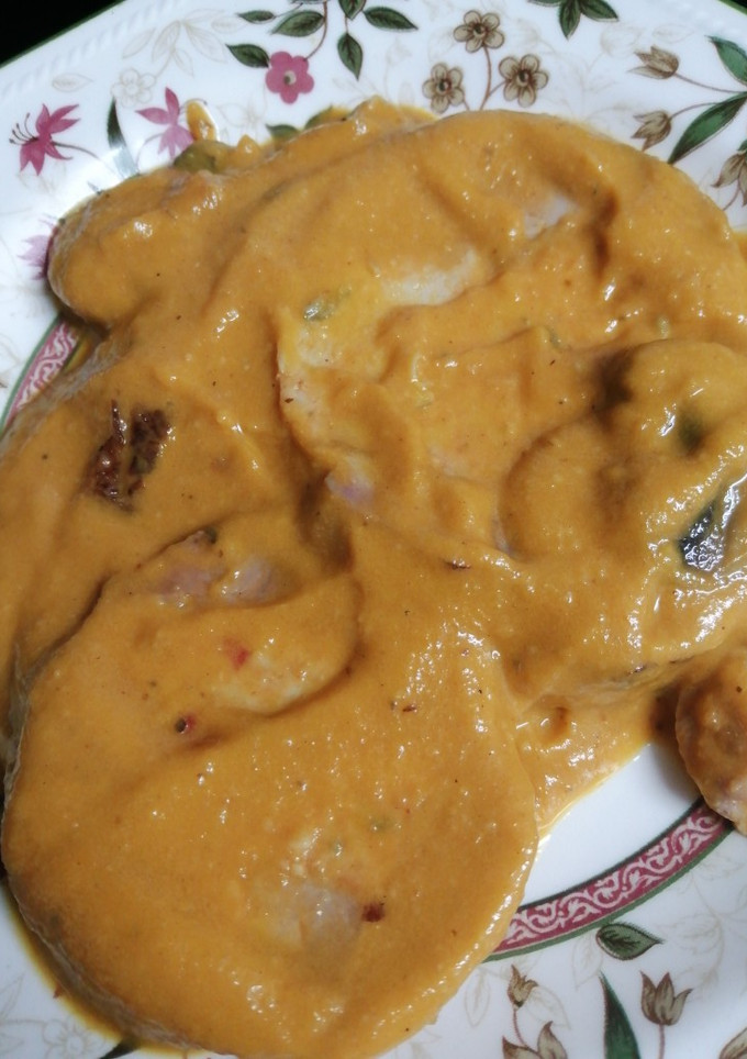 Una foto de Redondo de pavo relleno con salsa