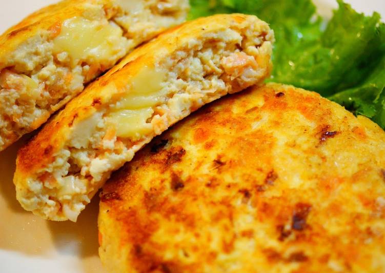 Recipe of Homemade Salmon and Tofu Burgers With Cheese