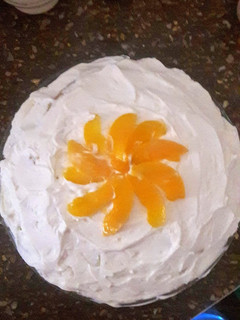 Una foto de Torta rica y fácil con pionono, durazno, merengue y crema....