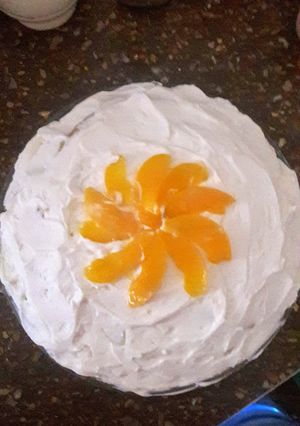 Una foto de Torta rica y fácil con pionono, durazno, merengue y crema....