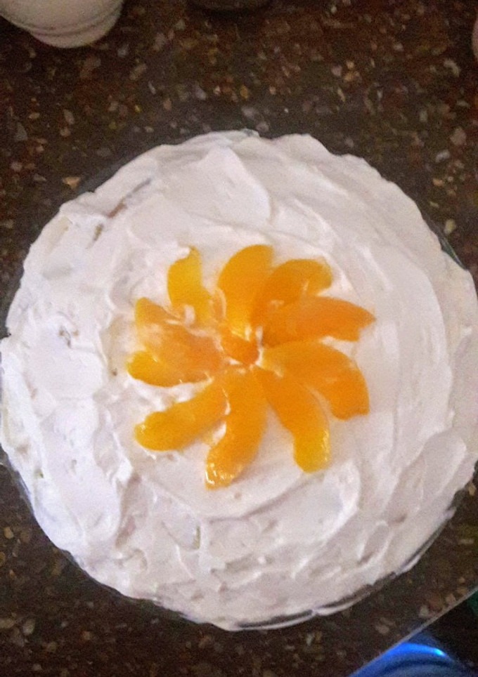 Una foto de Torta rica y fácil con pionono, durazno, merengue y crema....