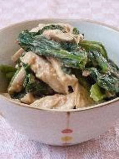A picture of Komatsuna and Boiled Chicken Mixed with Sweet Chili Sauce and Sesame.