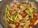 Wok de pollo y calabacín