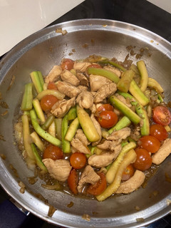 Una foto de Wok de pollo y calabacín