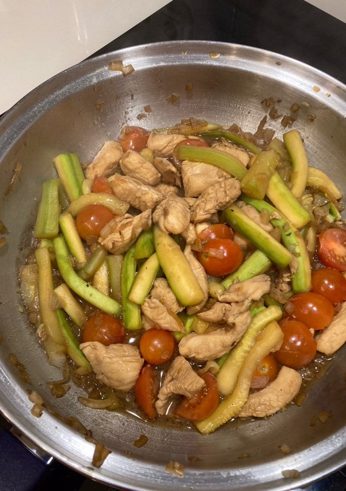 Una foto de Wok de pollo y calabacín