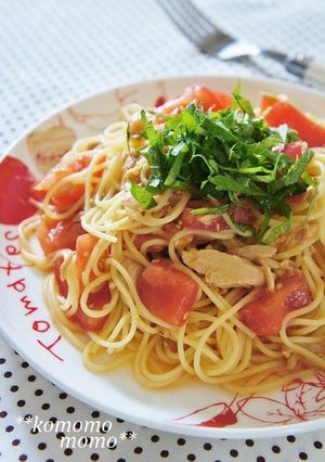 A picture of Delicious Cold Pasta with Tomato and Tuna.