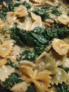Una foto de Pasta con espinacas y setas