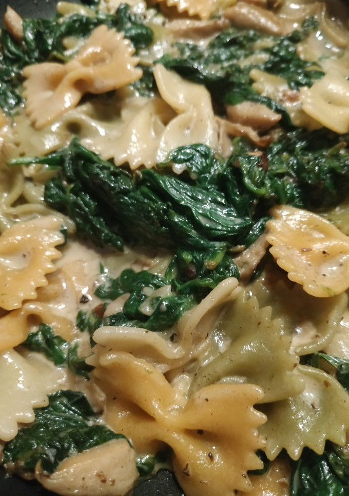 Una foto de Pasta con espinacas y setas