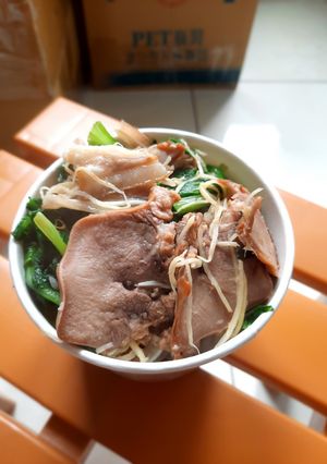 茼蒿炒豬舌豬耳朵 的食譜成品照片