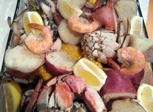 Seafood boil w/red n hot sauce Recipe by Hessa - Cookpad