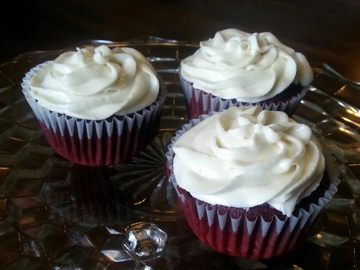 Easy Way Prepare Recipe Red Velvet Cupcakes with Cream Cheese Frosting that is Delicious, Can Spoil the Tongue}