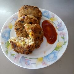 A picture of Rice and zucchini patties.