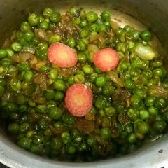 A picture of Mattar(beans) fried.
