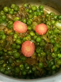 A picture of Mattar(beans) fried.
