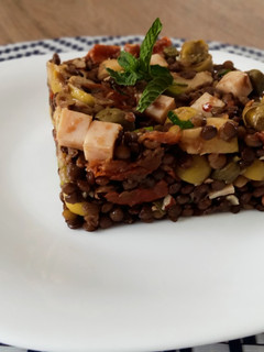 Una foto de Ensalada de lentejas con pavo y manzana