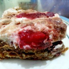 A picture of Strawberry grahm cake.
